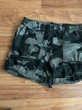 Sanctuary camo standard surplus utility shorts, size 31